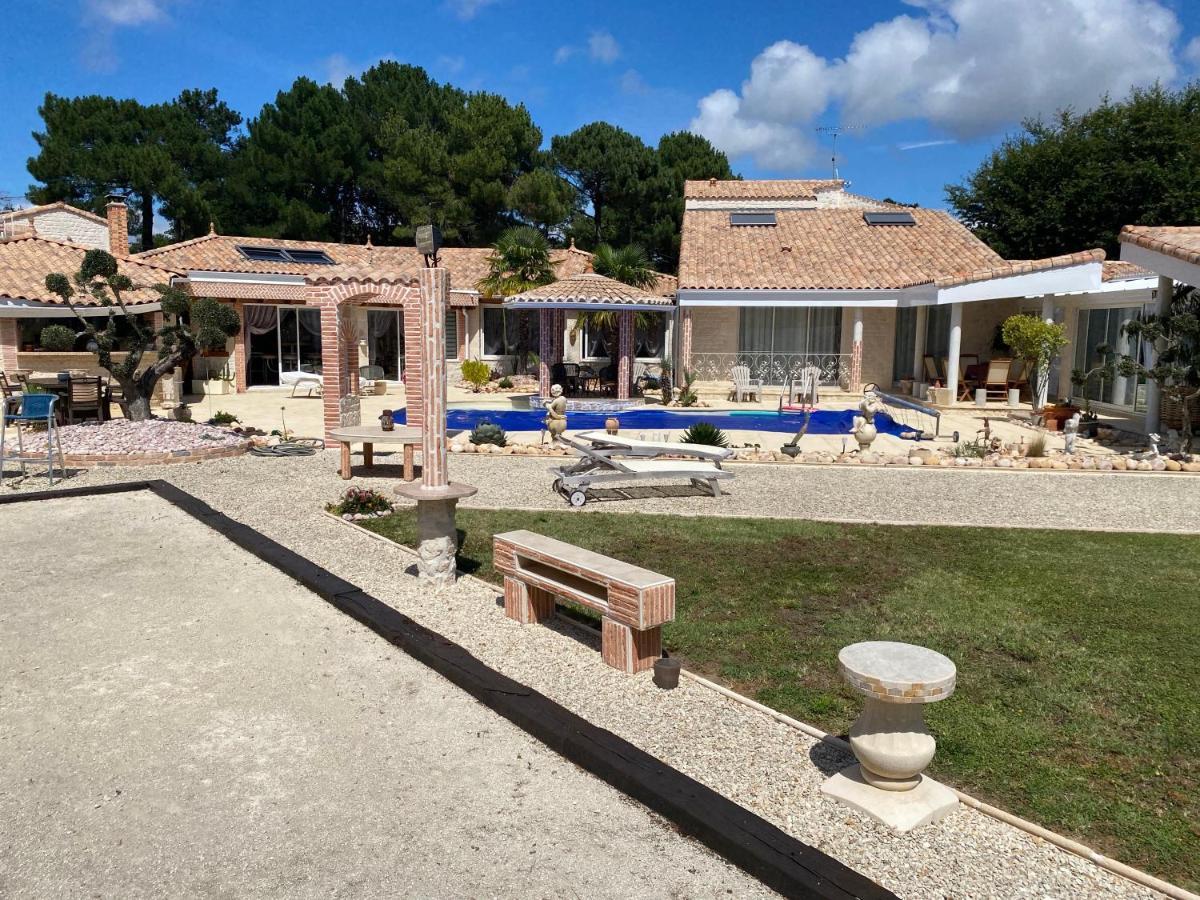 Le Mas Des Mathes, Chambres D'Hotes, Studios Les Mathes Exterior foto
